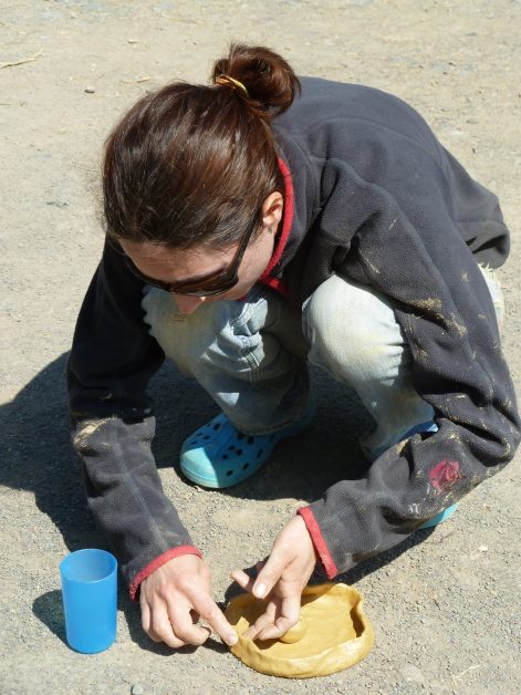 2013 – La Chapelle Saint Sauveur (44) – Béné et Nico – Christelle – Chantier participatif terre-paille + finitions terre intérieur 7
