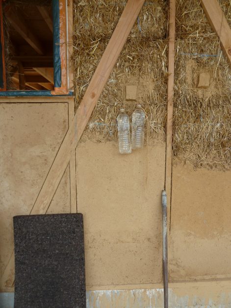 2013 – Mecé (35) – Manue et Yann – Christelle – murs paille + corps d’enduit + pisé + cloison terre-paille 10