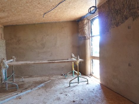 2013 – Mecé (35) – Manue et Yann – Christelle – murs paille + corps d’enduit + pisé + cloison terre-paille 14
