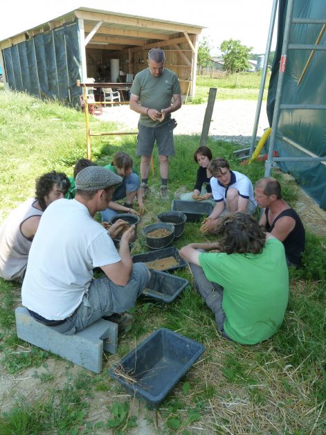 2013 – Mecé (35) – Manue et Yann – Christelle – murs paille + corps d’enduit + pisé + cloison terre-paille 19