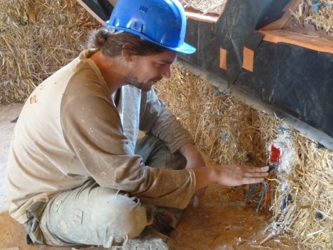 2013 – Montigny aux Amognes (58) – Marion – Christelle – Chantier participatif paille – ossature – corps d’enduits terre 10