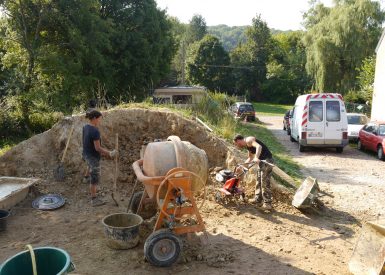 2013 – Montigny aux Amognes (58) – Marion – Christelle – Chantier participatif paille – ossature – corps d’enduits terre 11