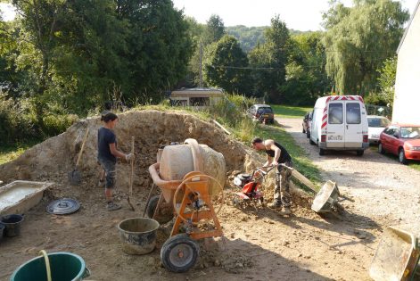 2013 – Montigny aux Amognes (58) – Marion – Christelle – Chantier participatif paille – ossature – corps d’enduits terre 11