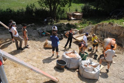 2013 – Montigny aux Amognes (58) – Marion – Christelle – Chantier participatif paille – ossature – corps d’enduits terre 12
