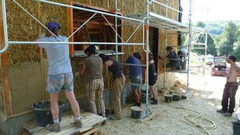 2013 – Montigny aux Amognes (58) – Marion – Christelle – Chantier participatif paille – ossature – corps d’enduits terre 14