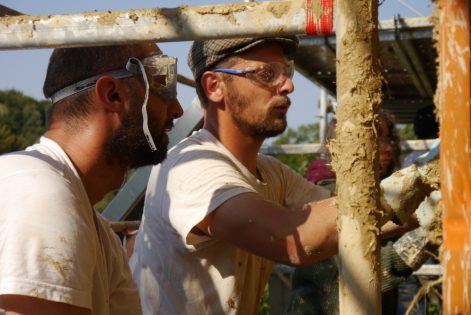 2013 – Montigny aux Amognes (58) – Marion – Christelle – Chantier participatif paille – ossature – corps d’enduits terre 18
