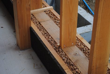 2013 – Montigny aux Amognes (58) – Marion – Christelle – Chantier participatif paille – ossature – corps d’enduits terre 2