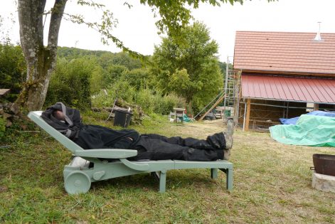 2013 – Montigny aux Amognes (58) – Marion – Christelle – Chantier participatif paille – ossature – corps d’enduits terre 20