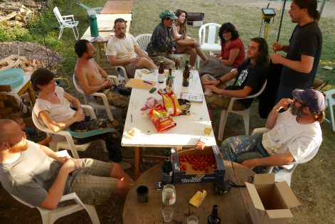 2013 – Montigny aux Amognes (58) – Marion – Christelle – Chantier participatif paille – ossature – corps d’enduits terre 21