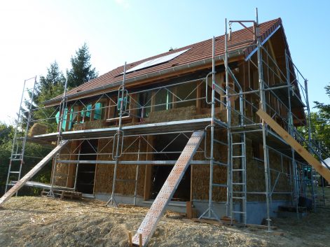 2013 – Montigny aux Amognes (58) – Marion – Christelle – Chantier participatif paille – ossature – corps d’enduits terre 4