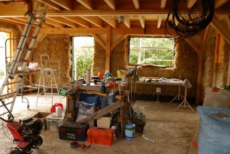 2013 – Montigny aux Amognes (58) – Marion – Christelle – Chantier participatif paille – ossature – corps d’enduits terre 7