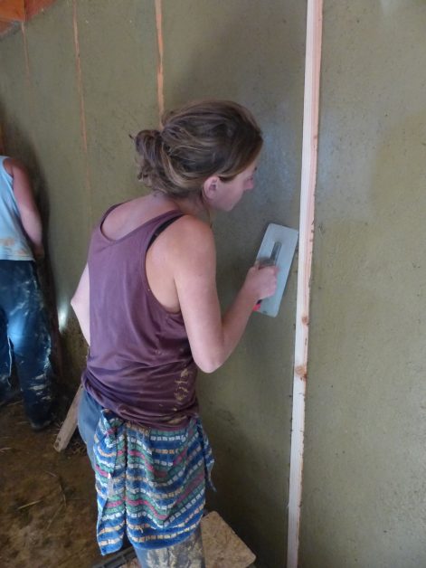 2013 (Octobre) – St Mars de Coutais (44) – Cendrine et Patricia – Christelle – Rénovation – ITI – bottes et terre-paille – corps d’enduit terre 13