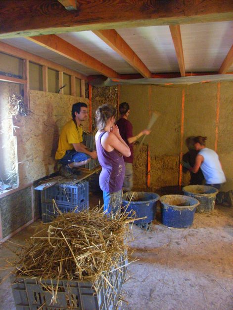 2013 (Octobre) – St Mars de Coutais (44) – Cendrine et Patricia – Christelle – Rénovation – ITI – bottes et terre-paille – corps d’enduit terre 14