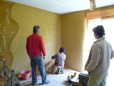 2013 – Paulx (44) – Pauline et Gaëtan – Christelle – Chantier enduits de finition intérieur en terre + décorations 6