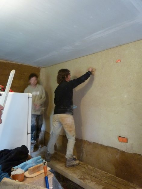 2013 – Paulx (44) – Pauline et Gaëtan – Christelle – Chantier enduits de finition intérieur en terre + décorations 8