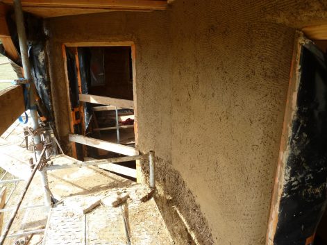 2013 (Septembre) – Tauxigny (37) – Anne-Claire et Pierre – Christelle – Chantier corps d’enduit terre + décorations 12