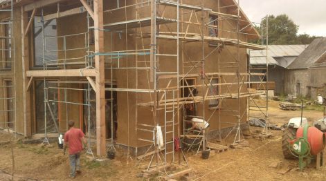 2013 (Septembre) – Tauxigny (37) – Anne-Claire et Pierre – Christelle – Chantier corps d&rsquo;enduit terre + décorations 15