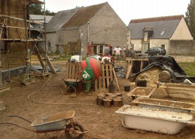 2013 (Septembre) – Tauxigny (37) – Anne-Claire et Pierre – Christelle – Chantier corps d’enduit terre + décorations 7