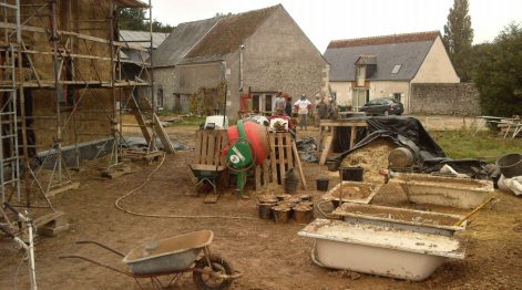 2013 (Septembre) – Tauxigny (37) – Anne-Claire et Pierre – Christelle – Chantier corps d’enduit terre + décorations 7