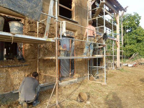 2013 (Septembre) – Tauxigny (37) – Anne-Claire et Pierre – Christelle – Chantier corps d’enduit terre + décorations 8