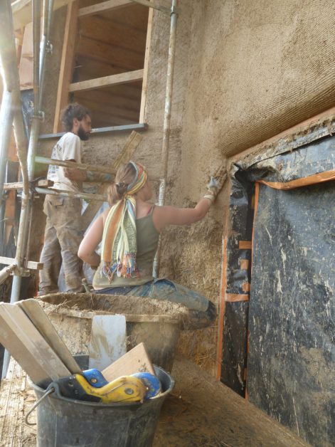 2013 (Septembre) – Tauxigny (37) – Anne-Claire et Pierre – Christelle – Chantier corps d’enduit terre + décorations 9