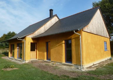 2013 (maison finie en 2015) – La Pouèze (49) – Aude et Denis – Christelle – murs bottes de paille + corps d’enduit en terre + décorations 1