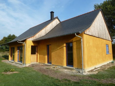 2013 (maison finie en 2015) – La Pouèze (49) – Aude et Denis – Christelle – murs bottes de paille + corps d’enduit en terre + décorations 1