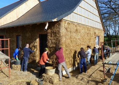 2013 (maison finie en 2015) – La Pouèze (49) – Aude et Denis – Christelle – murs bottes de paille + corps d’enduit en terre + décorations 12