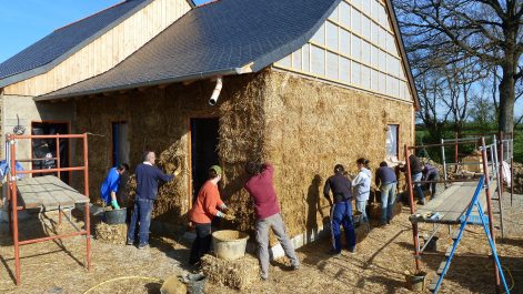 2013 (maison finie en 2015) – La Pouèze (49) – Aude et Denis – Christelle – murs bottes de paille + corps d’enduit en terre + décorations 12