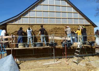 2013 (maison finie en 2015) – La Pouèze (49) – Aude et Denis – Christelle – murs bottes de paille + corps d’enduit en terre + décorations 13