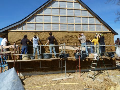 2013 (maison finie en 2015) – La Pouèze (49) – Aude et Denis – Christelle – murs bottes de paille + corps d’enduit en terre + décorations 13