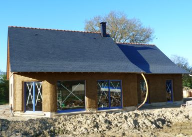 2013 (maison finie en 2015) – La Pouèze (49) – Aude et Denis – Christelle – murs bottes de paille + corps d’enduit en terre + décorations 16