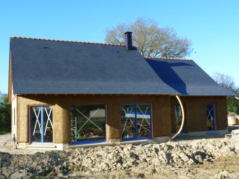 2013 (maison finie en 2015) – La Pouèze (49) – Aude et Denis – Christelle – murs bottes de paille + corps d’enduit en terre + décorations 16