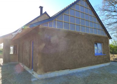 2013 (maison finie en 2015) – La Pouèze (49) – Aude et Denis – Christelle – murs bottes de paille + corps d’enduit en terre + décorations 17