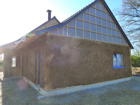 2013 (maison finie en 2015) – La Pouèze (49) – Aude et Denis – Christelle – murs bottes de paille + corps d’enduit en terre + décorations 17