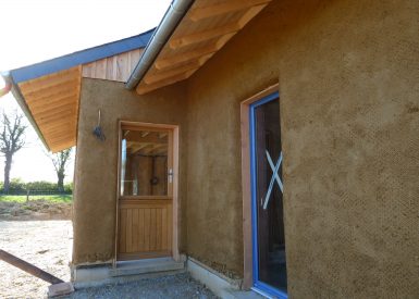 2013 (maison finie en 2015) – La Pouèze (49) – Aude et Denis – Christelle – murs bottes de paille + corps d’enduit en terre + décorations 18