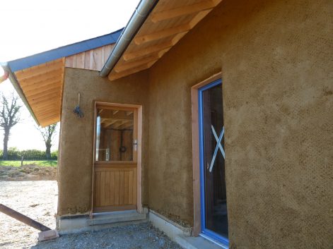 2013 (maison finie en 2015) – La Pouèze (49) – Aude et Denis – Christelle – murs bottes de paille + corps d’enduit en terre + décorations 18