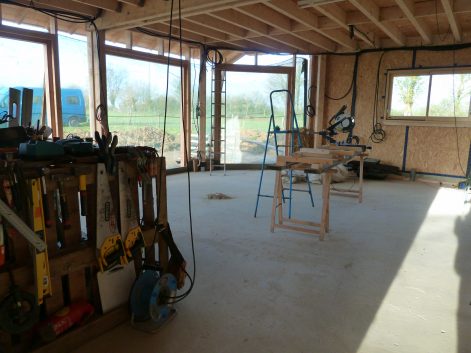 2013 (maison finie en 2015) – La Pouèze (49) – Aude et Denis – Christelle – murs bottes de paille + corps d’enduit en terre + décorations 2