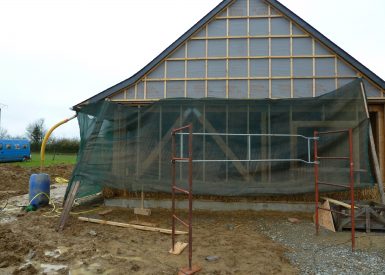 2013 (maison finie en 2015) – La Pouèze (49) – Aude et Denis – Christelle – murs bottes de paille + corps d’enduit en terre + décorations 5