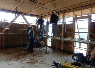 2013 (maison finie en 2015) – La Pouèze (49) – Aude et Denis – Christelle – murs bottes de paille + corps d’enduit en terre + décorations 6