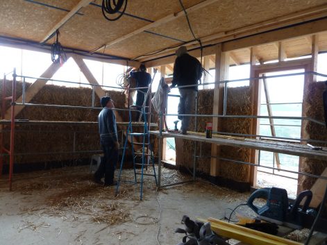 2013 (maison finie en 2015) – La Pouèze (49) – Aude et Denis – Christelle – murs bottes de paille + corps d’enduit en terre + décorations 6