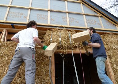 2013 (maison finie en 2015) – La Pouèze (49) – Aude et Denis – Christelle – murs bottes de paille + corps d’enduit en terre + décorations 7