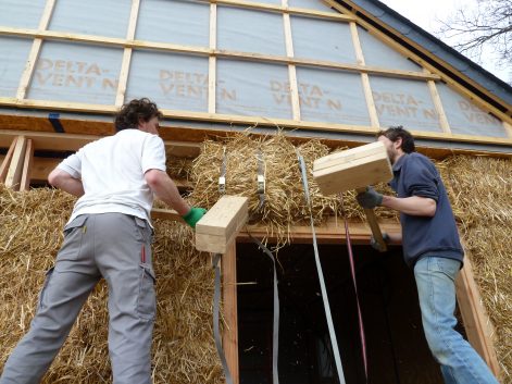 2013 (maison finie en 2015) – La Pouèze (49) – Aude et Denis – Christelle – murs bottes de paille + corps d’enduit en terre + décorations 7