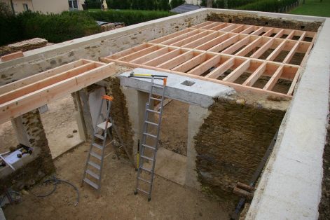 2014 – Amayé sur Seulles (14) – Christelle et Christophe – Christelle – Rénovation (réhausse de maison pierres en bottes de paille + corps d’enduit intérieur et extérieur) 1
