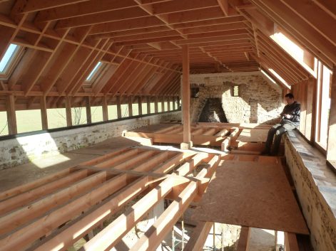 2014 – Amayé sur Seulles (14) – Christelle et Christophe – Christelle – Rénovation (réhausse de maison pierres en bottes de paille + corps d’enduit intérieur et extérieur) 2