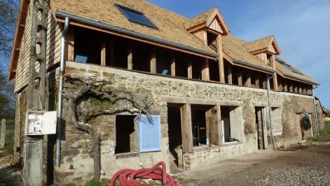 2014 – Amayé sur Seulles (14) – Christelle et Christophe – Christelle – Rénovation (réhausse de maison pierres en bottes de paille + corps d’enduit intérieur et extérieur) 3