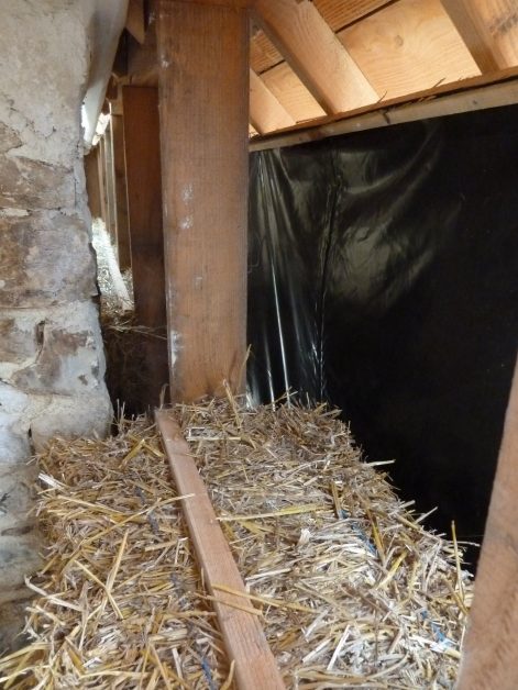 2014 – Amayé sur Seulles (14) – Christelle et Christophe – Christelle – Rénovation (réhausse de maison pierres en bottes de paille + corps d’enduit intérieur et extérieur) 7