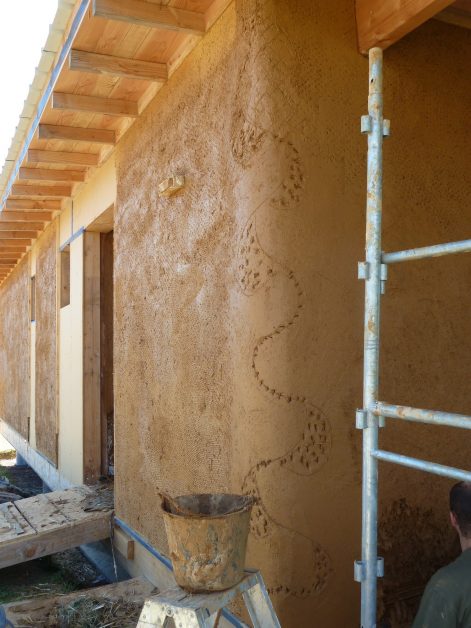 2014, St MArtin du Fouilloux (79), Virginie et Hedy, Christelle, corps d’enduit sur mur de paille et décorations 14