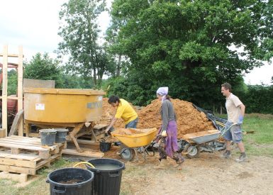 2014, St MArtin du Fouilloux (79), Virginie et Hedy, Christelle, corps d’enduit sur mur de paille et décorations 7