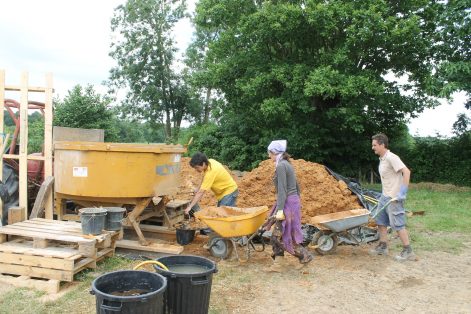 2014, St MArtin du Fouilloux (79), Virginie et Hedy, Christelle, corps d’enduit sur mur de paille et décorations 7